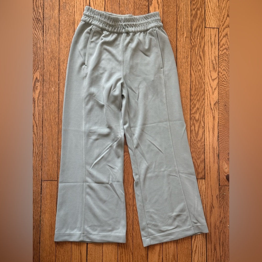 lululemon athletica Ribbed Softstreme Cropped Pant - Size 4